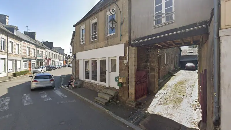Vue de la rue devant Garage FCQF, Le Teilleul